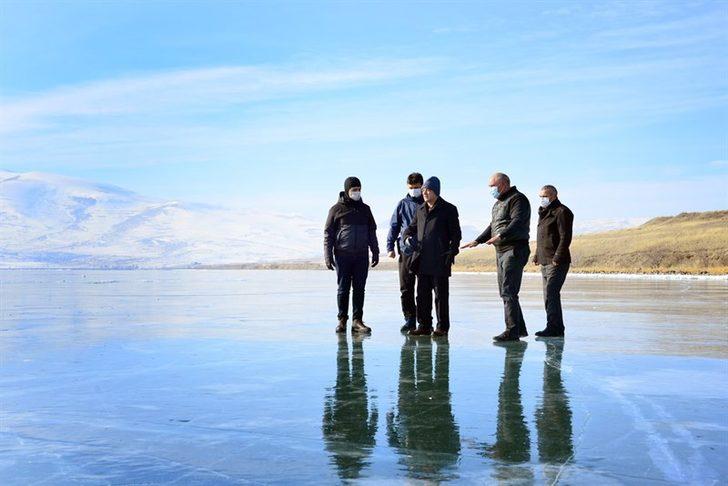 Vali Hüseyin Öner, yüzeyi buz tutan Çıldır Gölü’nde incelemelerde bulundu G2