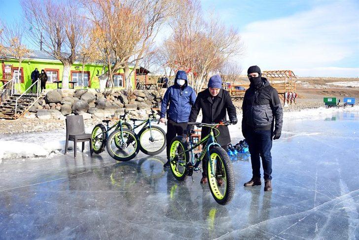 Vali Hüseyin Öner, yüzeyi buz tutan Çıldır Gölü’nde incelemelerde bulundu G3