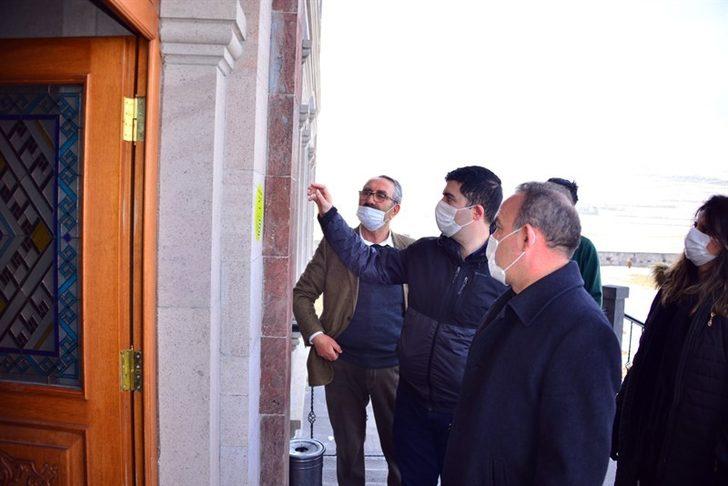 Vali Hüseyin Öner, yüzeyi buz tutan Çıldır Gölü’nde incelemelerde bulundu G5