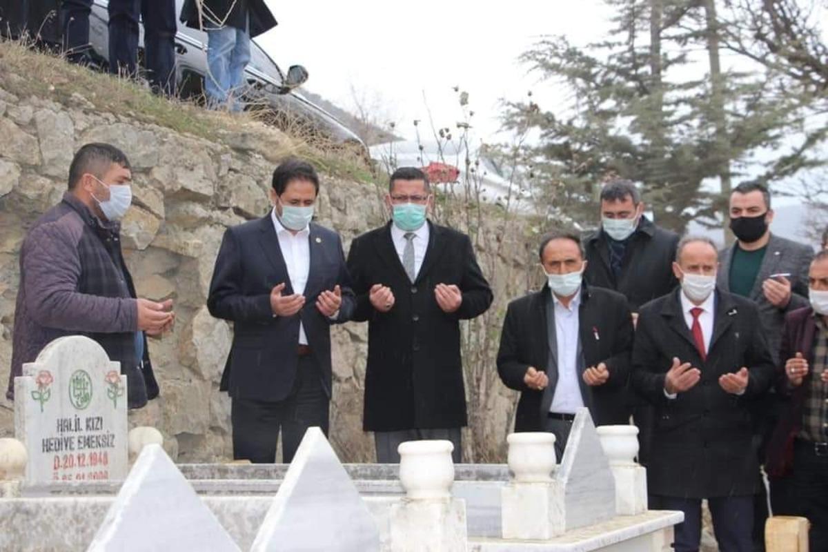 Koronadan &ouml;len başkan, mezarı başında anıldı