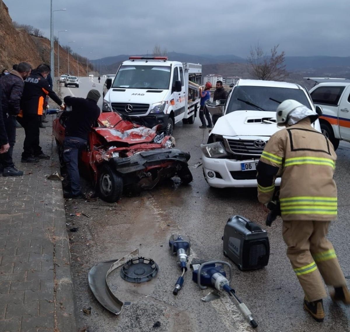 Tunceli-Elazığ karayolunda trafik kazası: 2 &ouml;l&uuml;, 1 yaralı