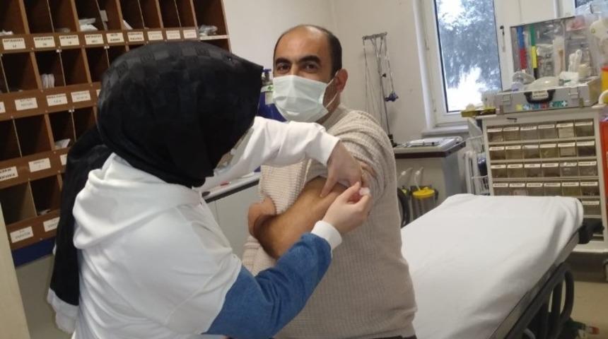 Pazaryeri&rsquo;nde sağlık &ccedil;alışanlarına korona vir&uuml;s aşısı vurulmaya başlandı