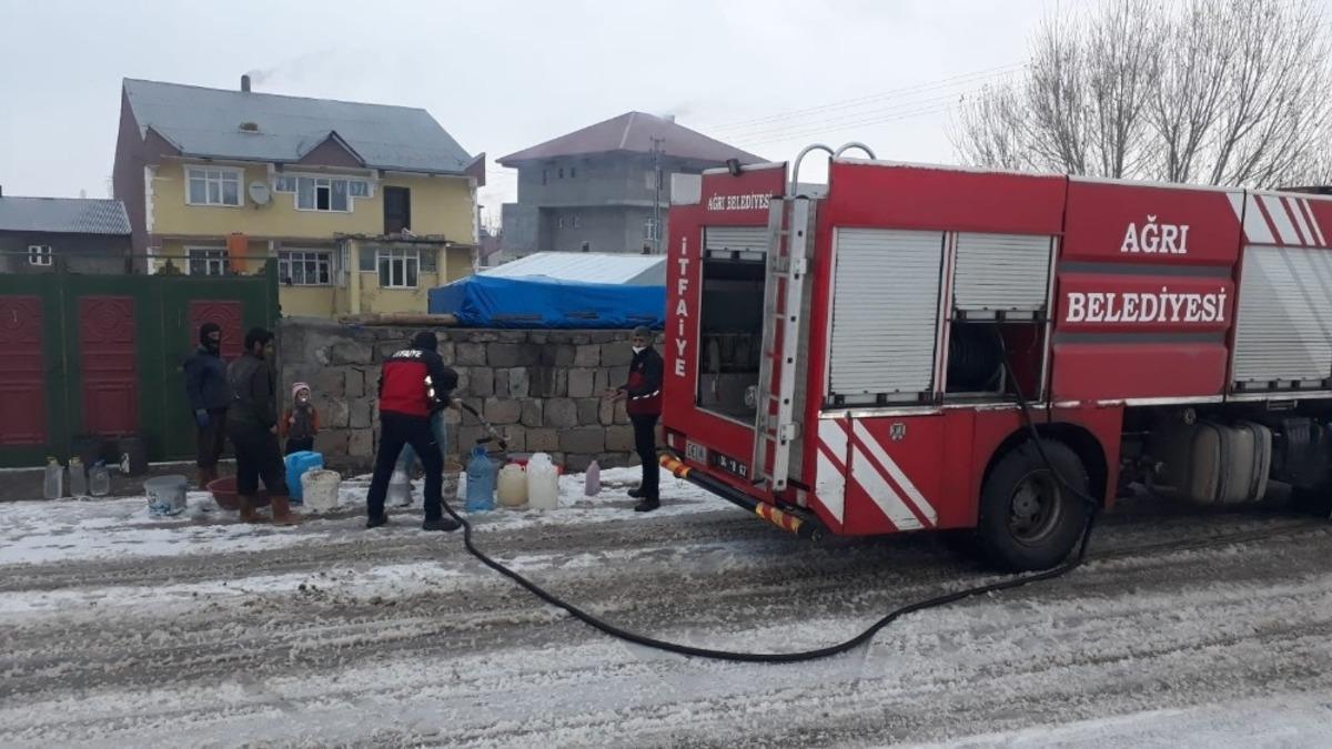 İtfaiye ekipleri suları donan vatandaşlara su taşıdı