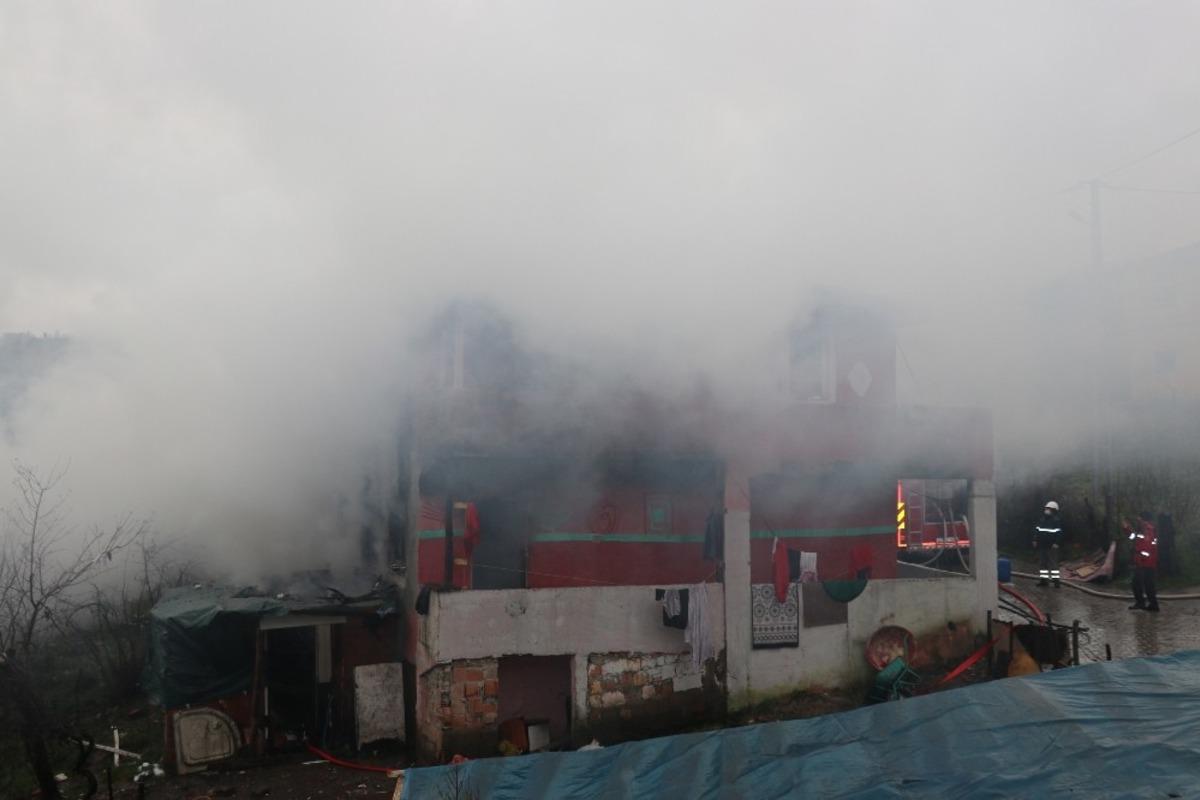 Yangın 10 kişilik aileyi evsiz bıraktı