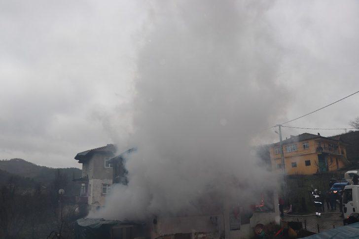 Yangın 10 kişilik aileyi evsiz bıraktı G2