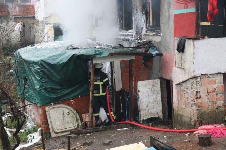 Yangın 10 kişilik aileyi evsiz bıraktı G3