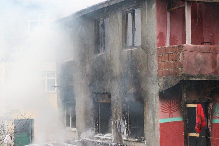 Yangın 10 kişilik aileyi evsiz bıraktı G4