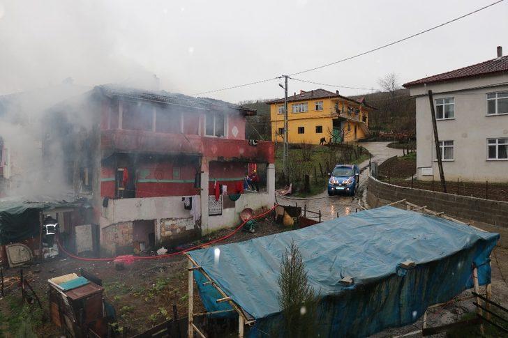 Yangın 10 kişilik aileyi evsiz bıraktı G5