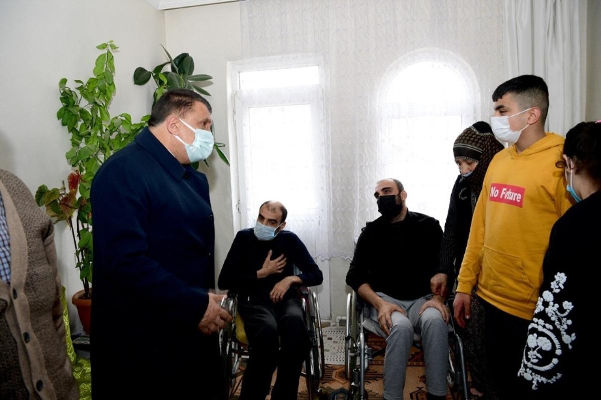 İhtiya&ccedil; sahibi engellilere tablet ve gıda paketi