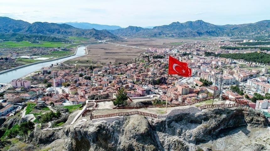 Fırtına Osmancık kalesi’ndeki Türk bayrağına zarar verdi