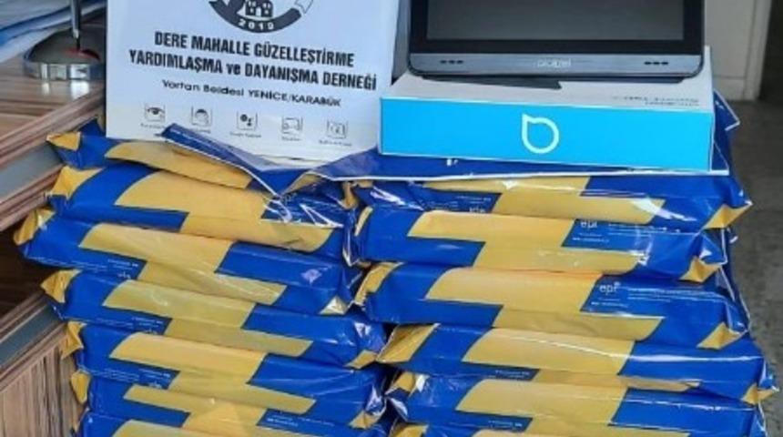 Mahalle derneğinden öğrencilere hem tablet hem de giyim desteği