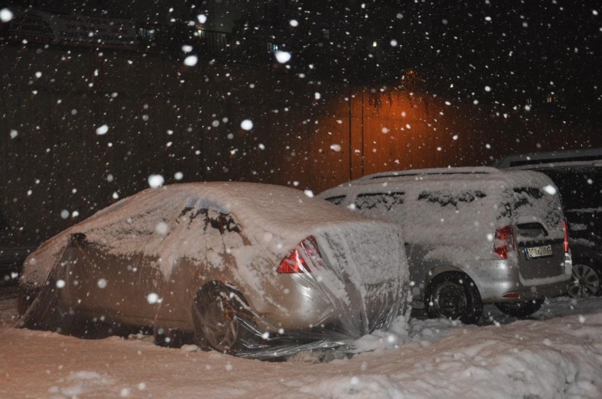 Y&uuml;ksekova beyaza b&uuml;r&uuml;nd&uuml;