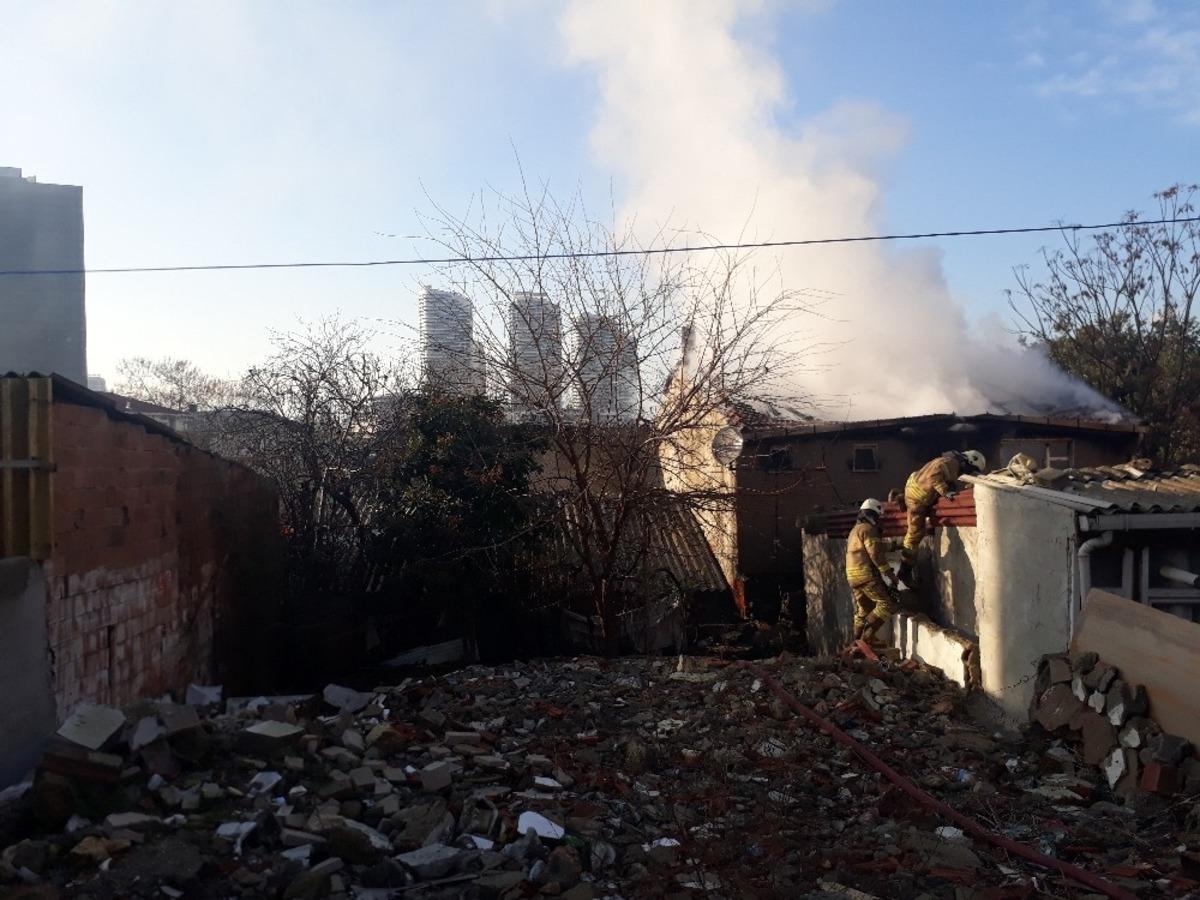 Bağcılar&rsquo;da gecekondu alev alev yandı