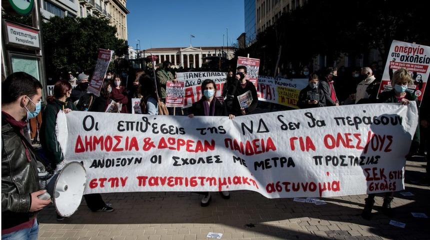 Yunanistan'da &ouml;ğrenciler, &uuml;niversitelere polis konuşlandırma planlarını protesto etti