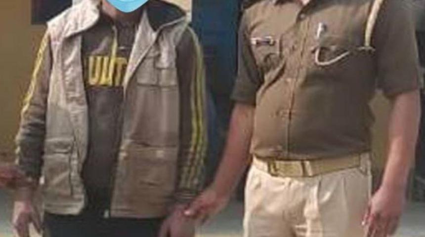 Hint polisi, gözaltı fotoğrafına fotoşopla maske ekleyince alay konusu oldu