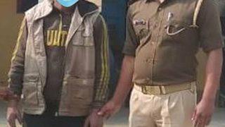 Hint polisi, gözaltı fotoğrafına fotoşopla maske ekleyince alay konusu oldu