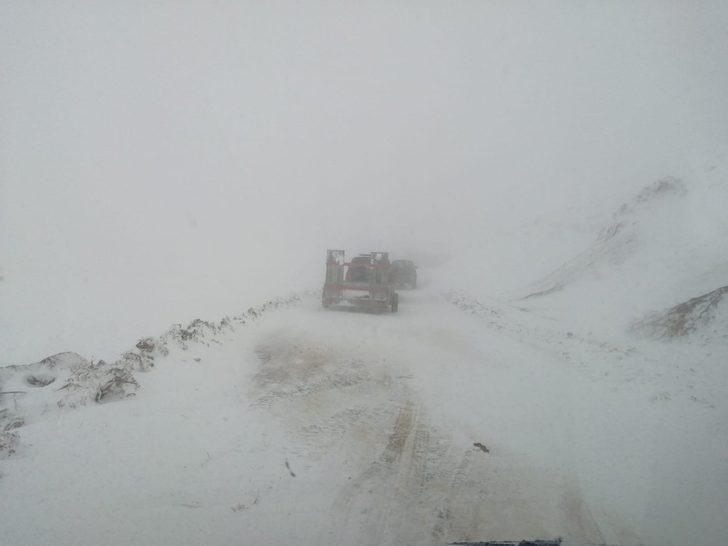 Kar nedeniyle mahsur kalan 3 kişi kurtarıldı G4