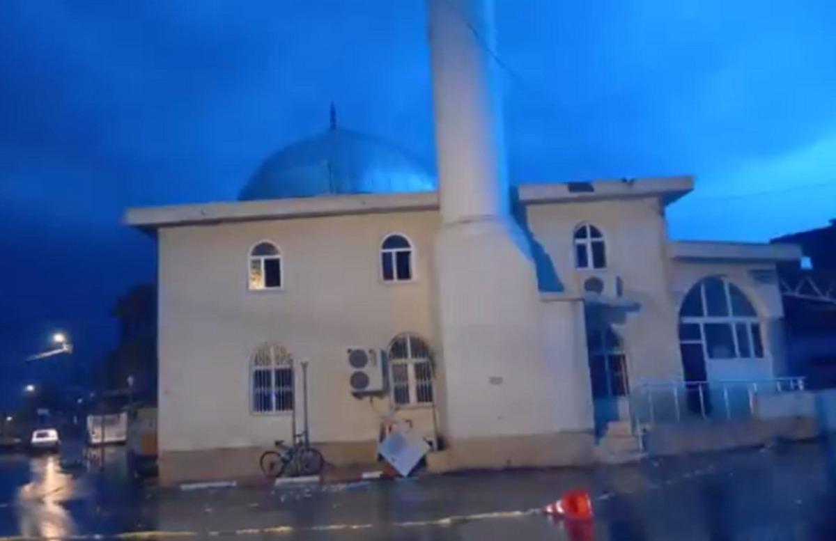Minareye d&uuml;şen yıldırım, camide hasar oluşturdu