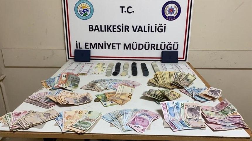 Sındırgı&rsquo;da kumar oynayan 21 kişiye 100 bin lira para cezası