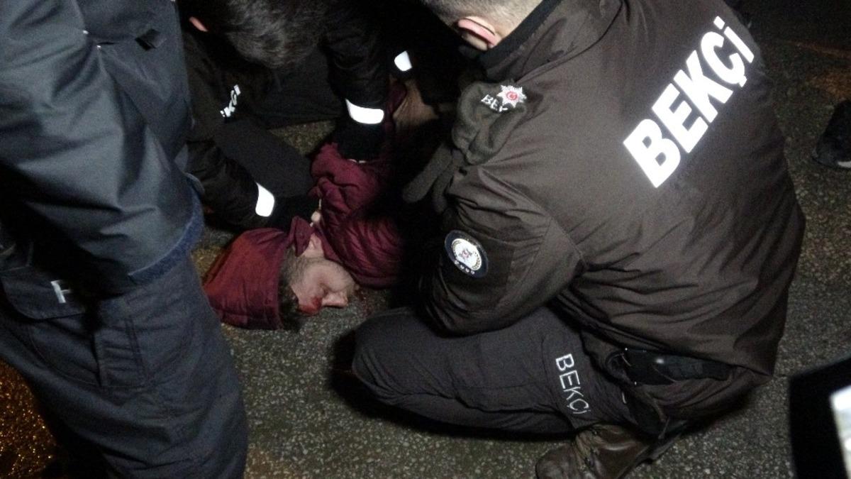 Eli bı&ccedil;aklı gen&ccedil;, hem kardeşini hem kendisini yaraladı