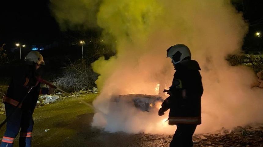 Ankara&rsquo;da hırsızlar otomobili &ouml;nce &ccedil;aldılar sonra yaktılar