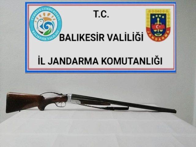 Balıkesir’de jandarma 13 aranan şahsı yakaladı