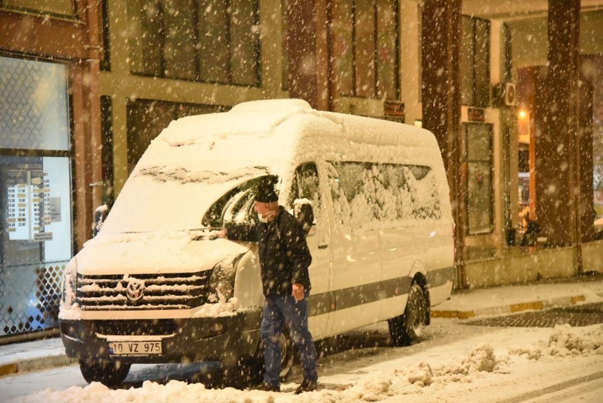 Dursunbey&rsquo;de kar yağışı başladı