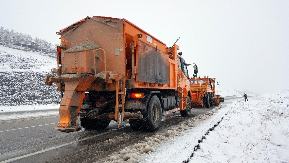 Erzincan&rsquo;da 2021 yılının ilk kar yağışı ulaşımda aksamalara neden oldu