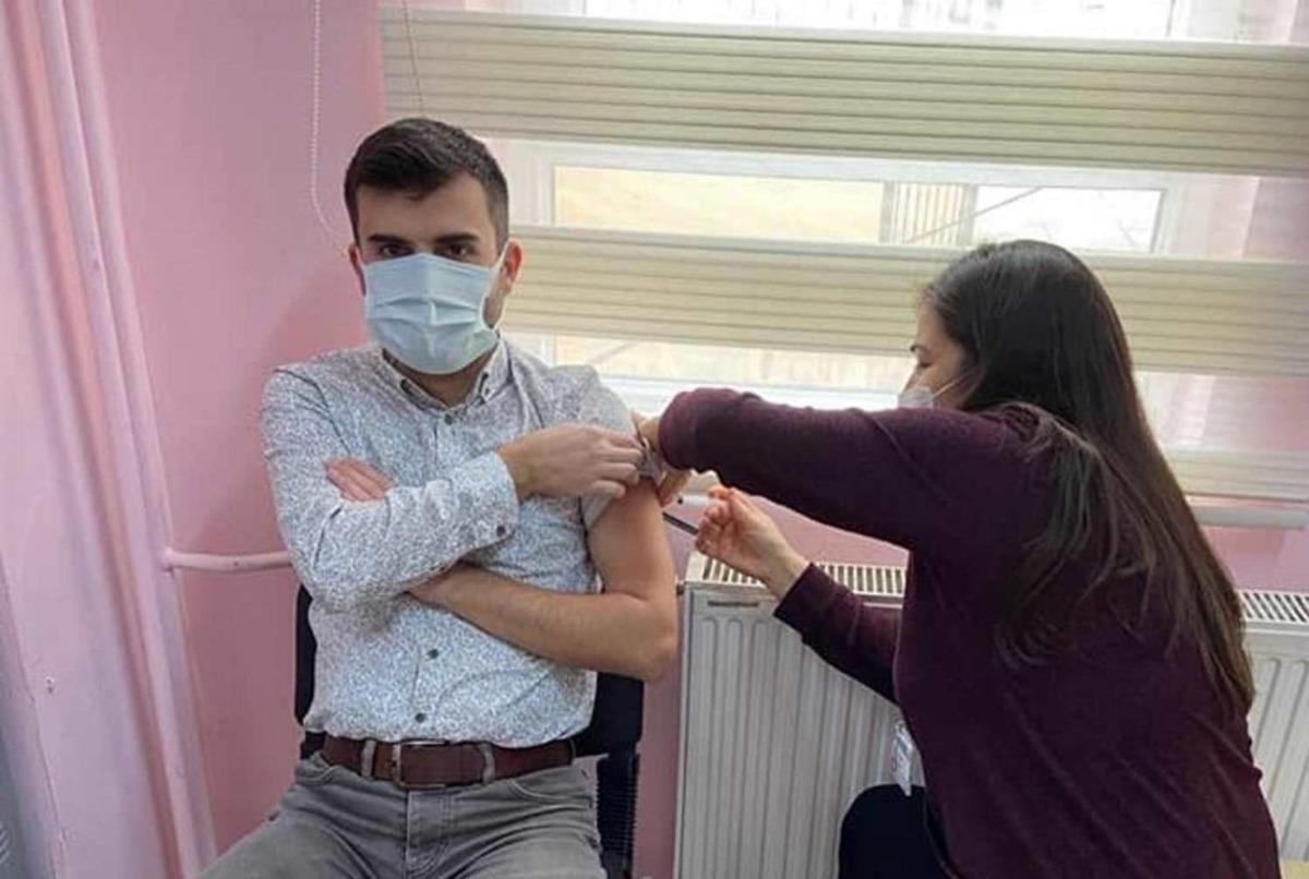 Selendi&rsquo;de sağlık &ccedil;alışanlarına aşı yapıldı