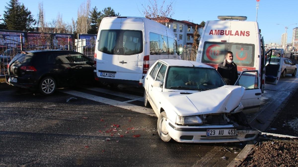 Elazığ&rsquo;da zincirleme kaza, kazaları beraberinde getirdi, 18 ara&ccedil;  karıştı