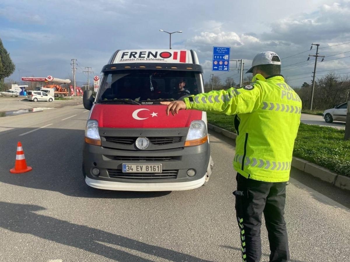 Polis ekiplerinden bayrak hassasiyeti
