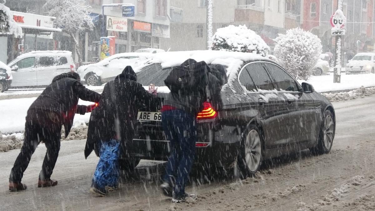 Uşak g&uuml;ne karla başladı