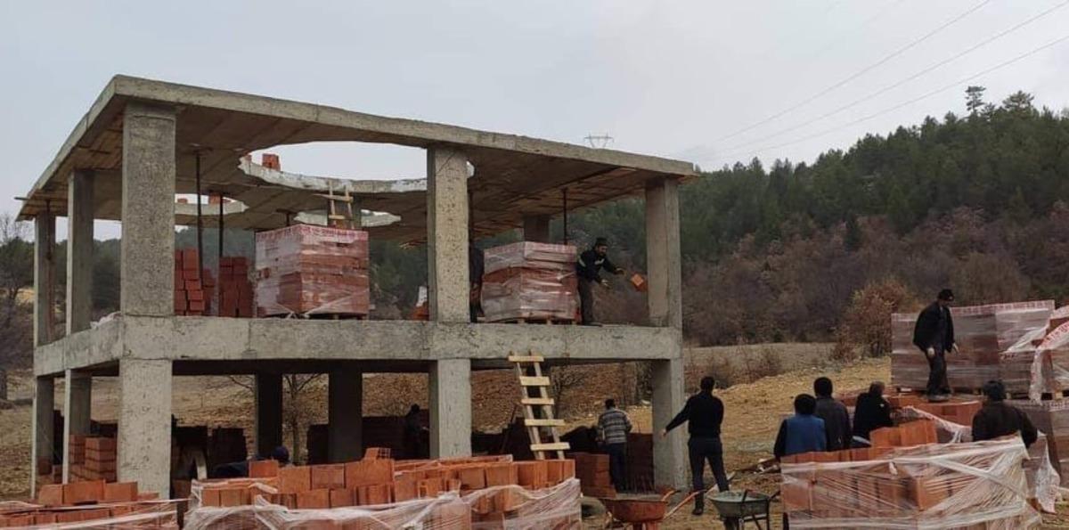 K&ouml;yl&uuml;ler imece usul&uuml; mescit yapıyor