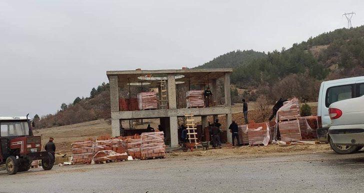 Köylüler imece usulü mescit yapıyor G2