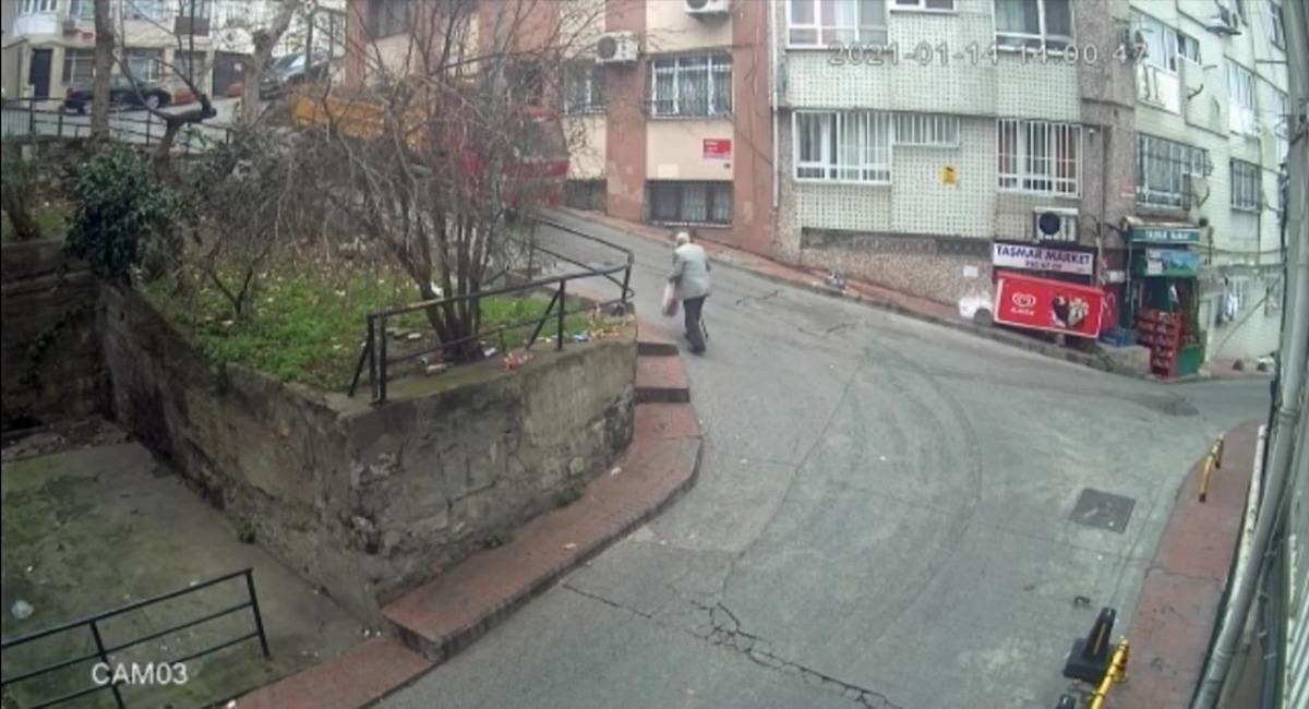 Beyoğlu&rsquo;nda frenleri tutmayan kamyonet binaya &ccedil;arptı