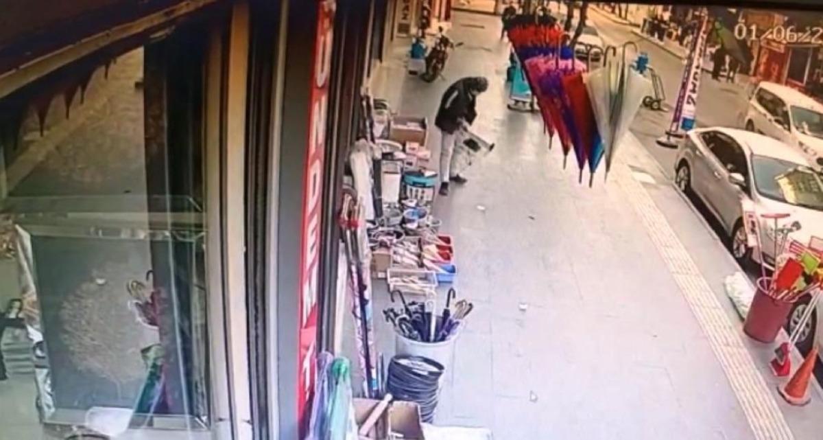 Z&uuml;ccaciye d&uuml;kkanının &ouml;n&uuml;ndeki bozuk sobayı &ccedil;alıp kayıplara karıştı