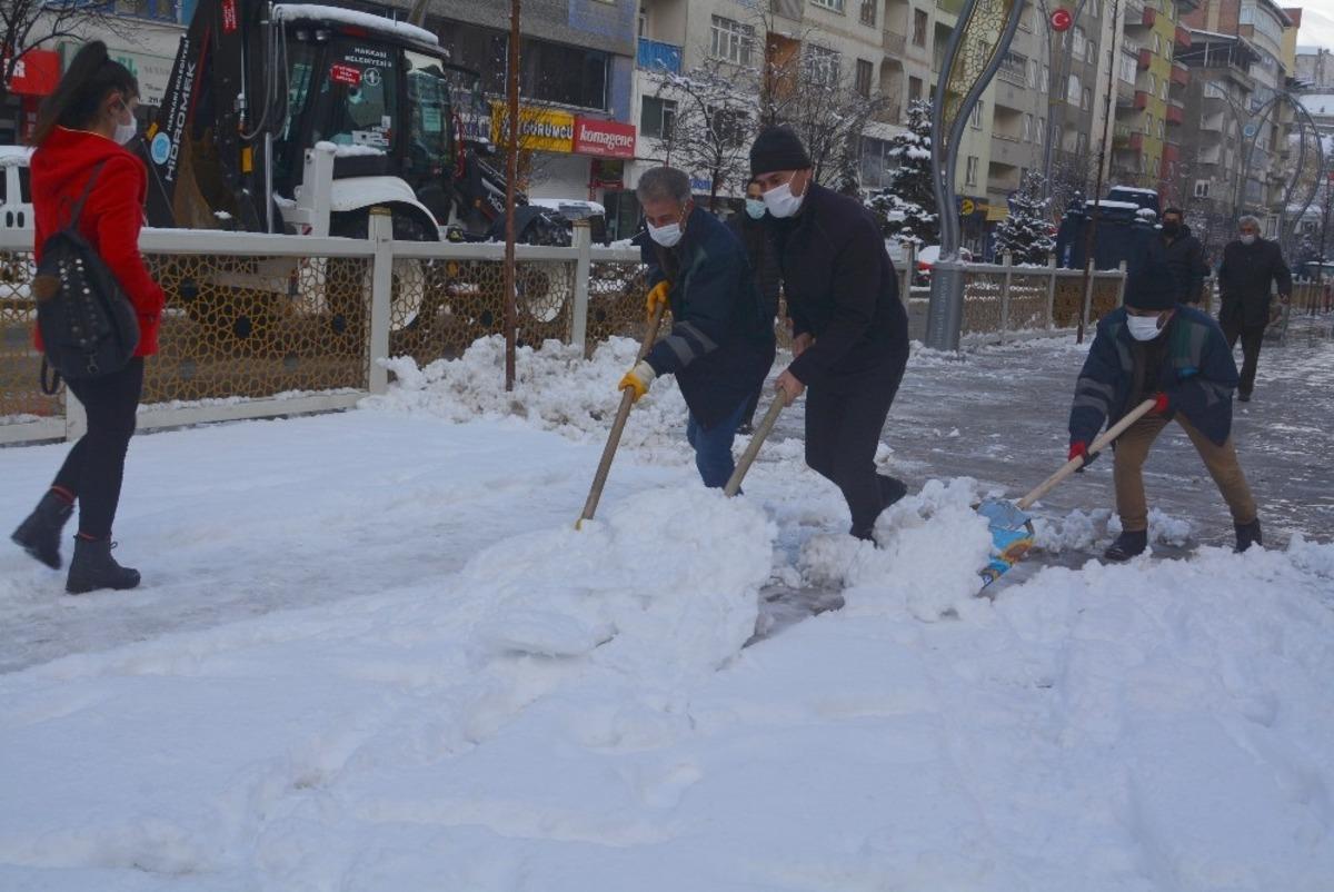 Hakkari&rsquo;de kar timleri iş başında