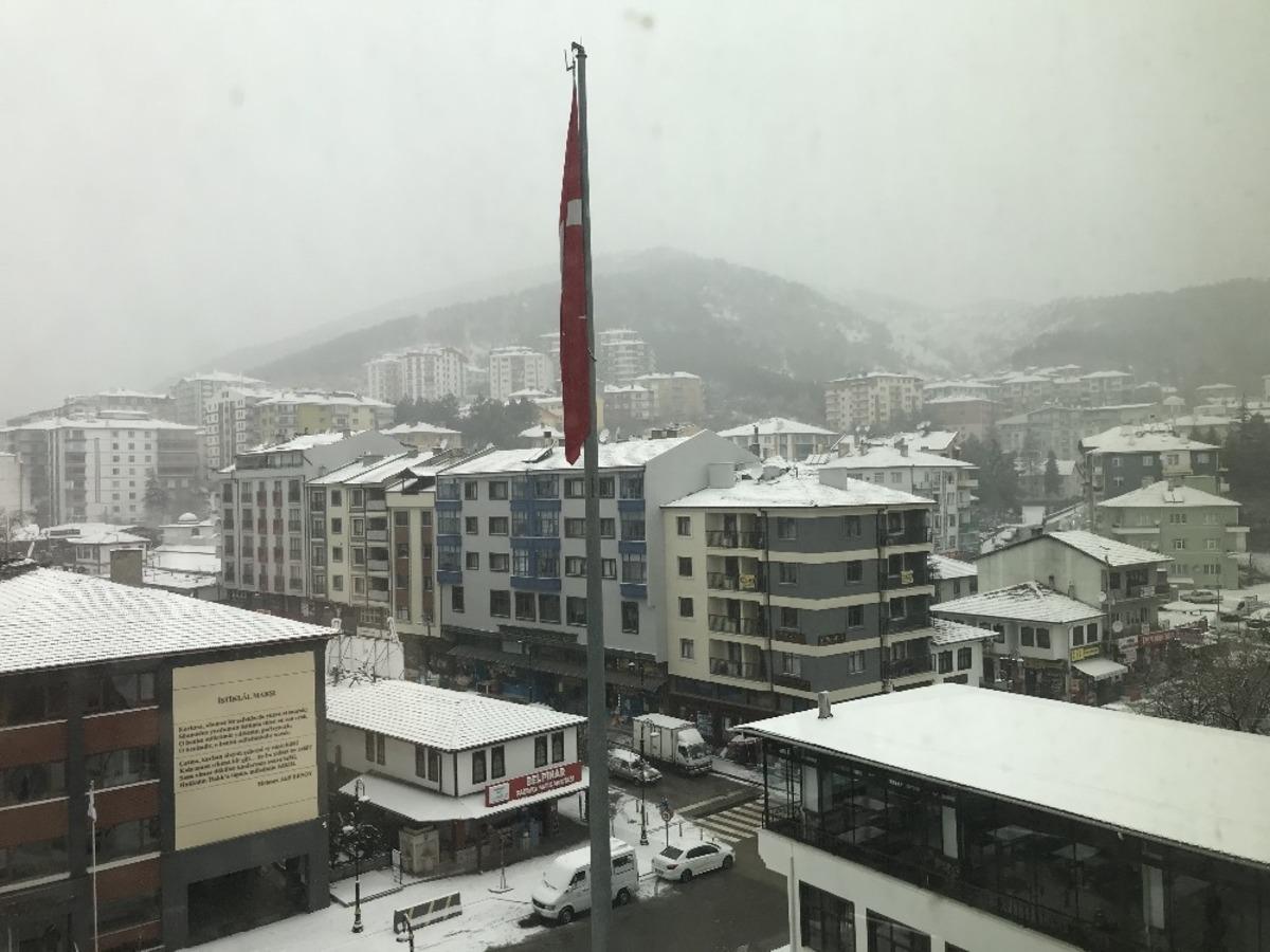 Kızılcahamam yağan karla beyaza b&uuml;r&uuml;nd&uuml;