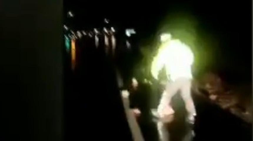 Yoldaki taşları elleriyle temizleyen polisin g&ouml;r&uuml;nt&uuml;leri ilgi odağı oldu