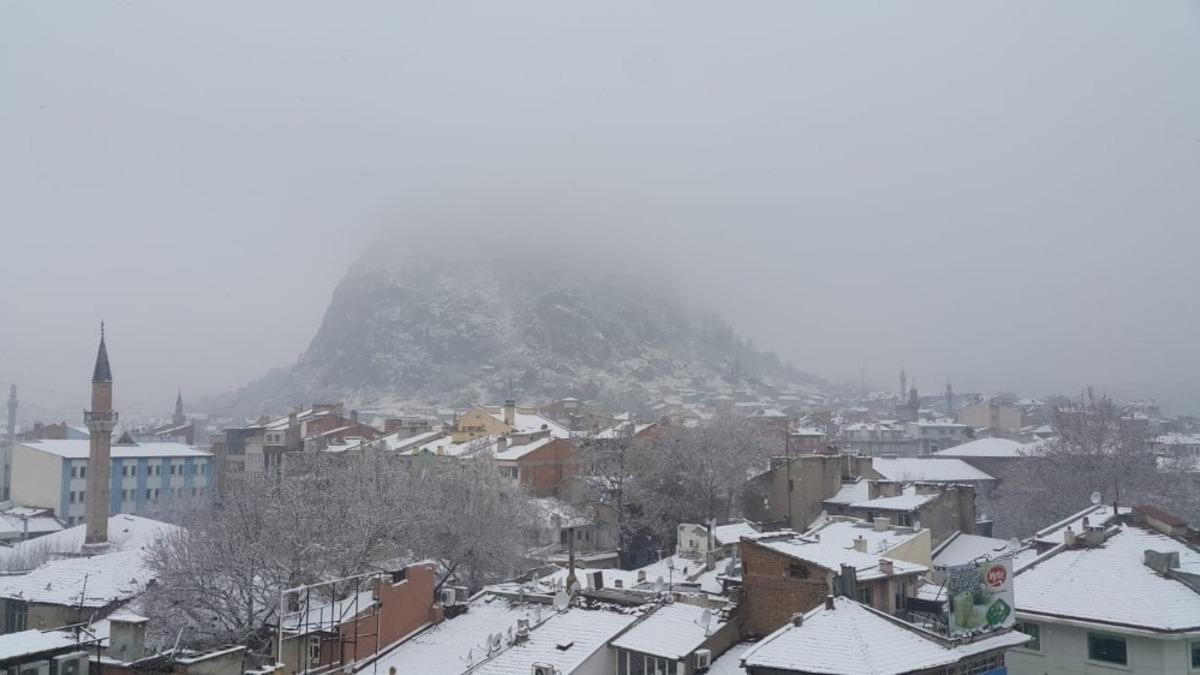 Afyonkarahisar g&uuml;ne kar ile uyandı
