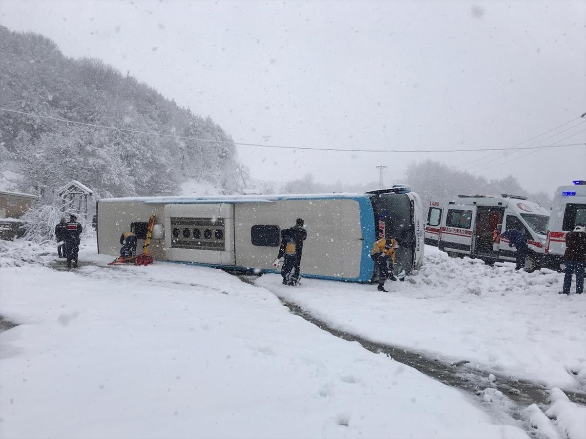 Zonguldak'ta yolcu otob&uuml;s&uuml; devrildi