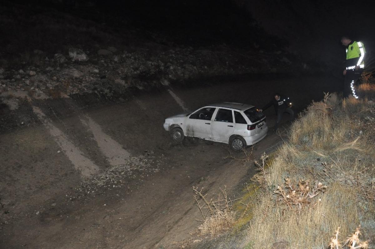 Karaman&rsquo;da otomobil boş su kanalına d&uuml;şt&uuml;