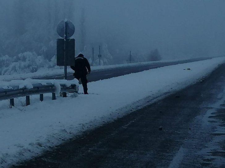 Jandarma ekipleri karla kaplı arazide kuşlara yem bıraktılar G3