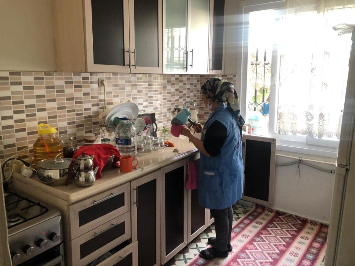 Akdeniz Belediyesinin evde bakım ve temizlik hizmeti aralıksız s&uuml;r&uuml;yor