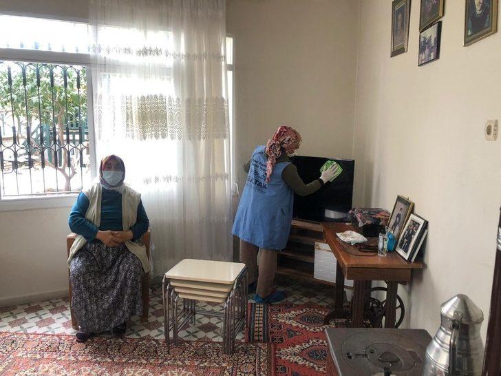 Akdeniz Belediyesinin evde bakım ve temizlik hizmeti aralıksız sürüyor G2