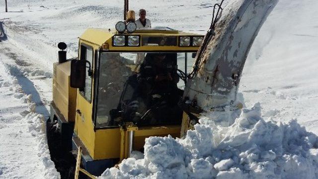 Büyükşehir’in ’kar’ timi ilçede kapalı yol bırakmıyor