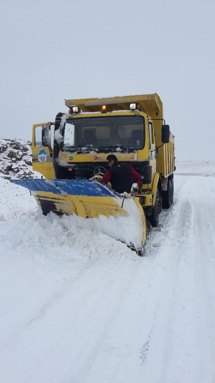 Büyükşehir’in ’kar’ timi ilçede kapalı yol bırakmıyor G3