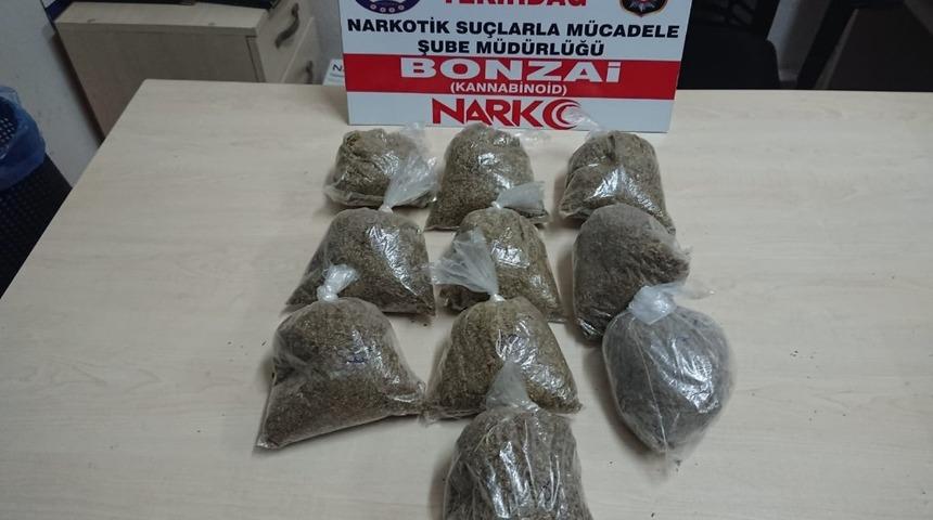 Ş&uuml;pheli ara&ccedil;tan 1 kilo bonzai &ccedil;ıktı: 3 g&ouml;zaltı