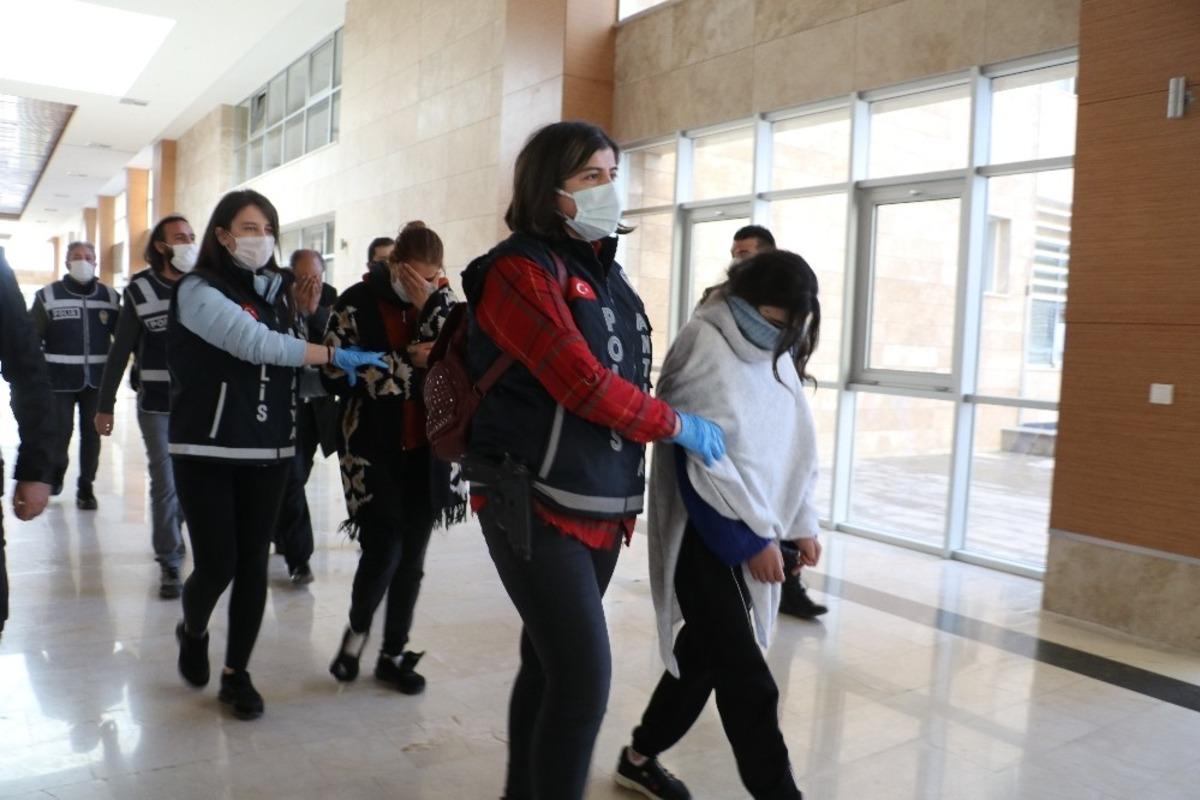 Antalya&rsquo;da &lsquo;altın kızlardan&rsquo;1 milyon TL&rsquo;lik vurgun
