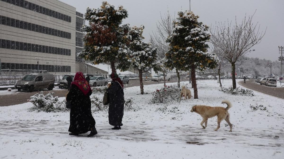 Kocaeli&rsquo;de şehir merkezine yakın b&ouml;lgeler beyaz &ouml;rt&uuml; ile kaplandı